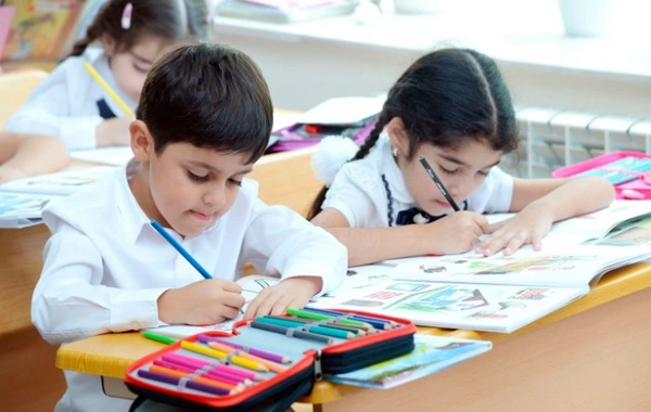 Emin Əmrullayev: Mənim birinci sinif kitablarım indiki dərsliklərdən daha ağır idi