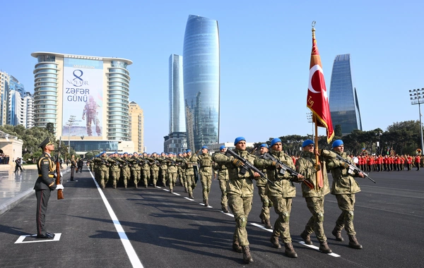 Турецкие военные прошли по площади Азадлыг в Баку
