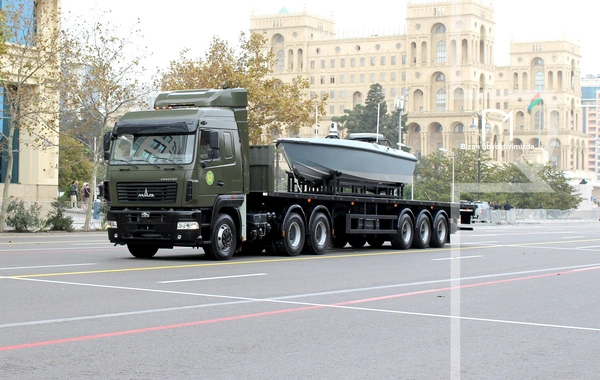 В Баку прошел марш военнослужащих в честь Дня Победы