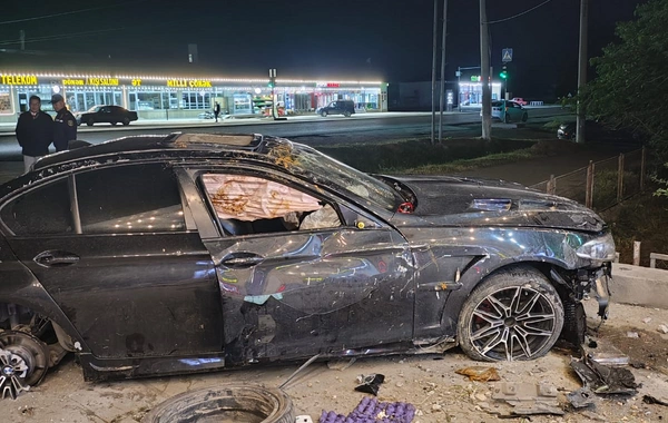 "BMW" idarəetmədən çıxıb aşdı - Yaralılar var
