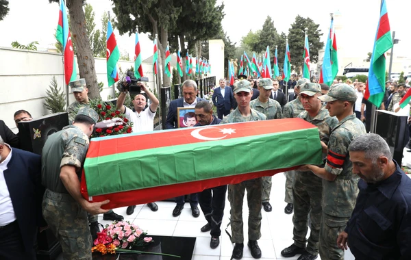 İtkin şəhid Tərlan Rüstəmov Lökbatan qəsəbəsindəki Şəhidlər xiyabanında torpağa tapşırılıb