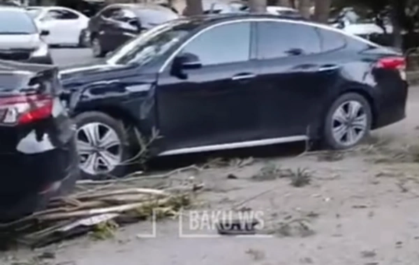Bakıda sürücü sükan arxasında qıcolma keçirdi - Ağır qəza törətdi