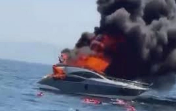 A yacht with 12 people on board caught fire in Istanbul