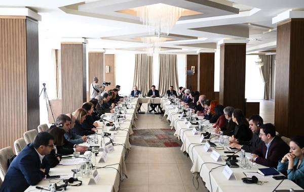 Hikmət Hacıyev Qəbələdə Azərbaycan və Ermənistan vətəndaş cəmiyyətlərinin nümayəndələri ilə görüşüb