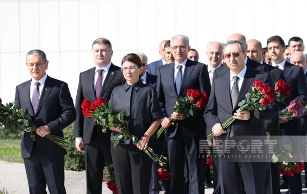 Dövlət və hökumət rəsmiləri Bakıdakı Zəfər parkında olublar