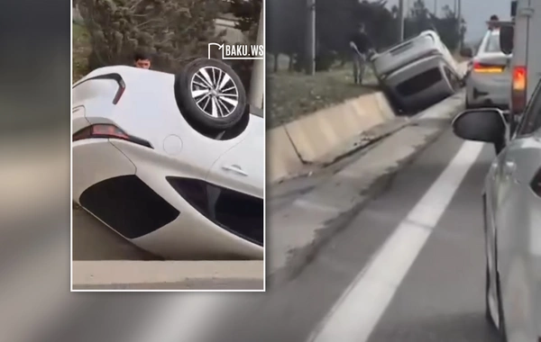 Bakıda avtomobil aşaraq yol kənarına düşdü