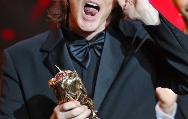 Nüfuzlu mükafata layiq görülən Cim Kerri zarafatı ilə gündəm oldu