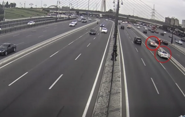 Heydər Əliyev prospektində avtomobil yol kənarında dayanan maşına çırpılıb