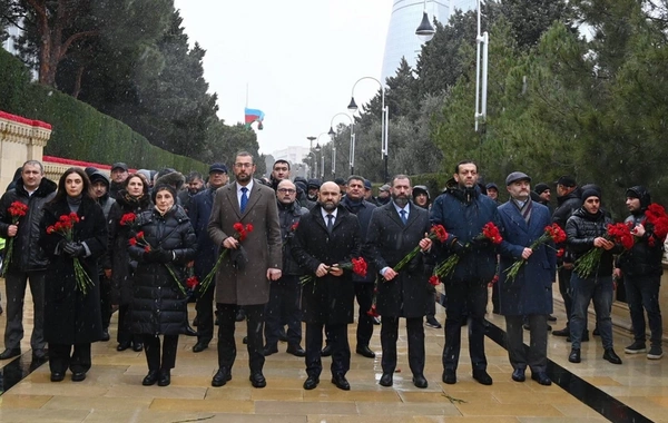 SOCAR kollektivi Şəhidlər xiyabanını ziyarət edib