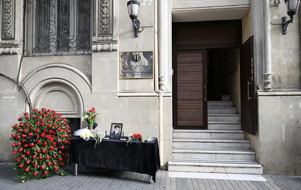 Prezident İlham Əliyev İranın ölkəmizdəki səfirliyində olub, başsağlığı verib