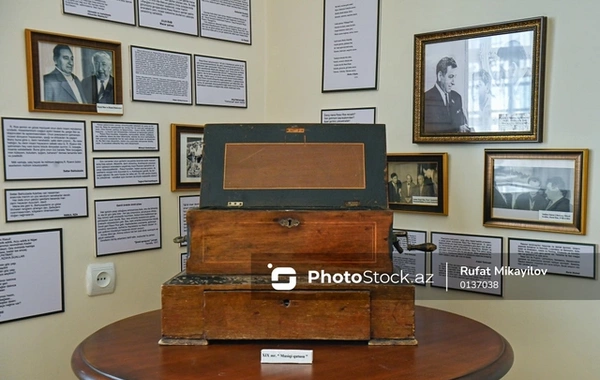 Ov tüfəngi, musiqi qutusu və heykəlciklər - Xalq şairi Rəsul Rzanın Bakıda yerləşən ev-muzeyi