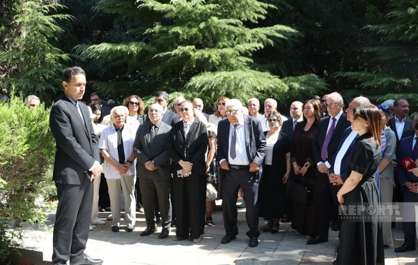 Elçinin anım mərasimində qəbirüstü abidəsinin açılışı olub