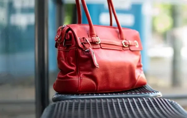 Dayanacaqda çantasını unudan şəxsin 1200 manatlıq qızılları oğurlandı