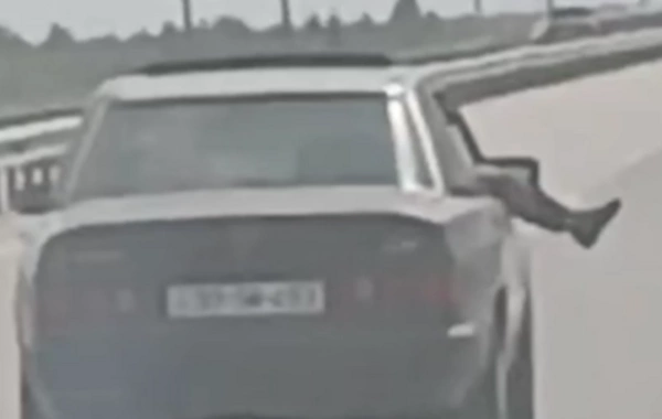 Ayaqlarını avtomobilin pəncərəsindən çölə çıxaran şəxslə bağlı TƏDBİR GÖRÜLDÜ