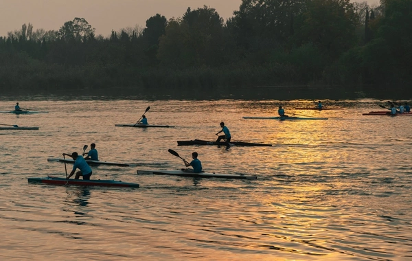 Leyla Əliyeva Mingəçevirdə yerləşən avarçəkmə bazasında idmançılarla görüşüb