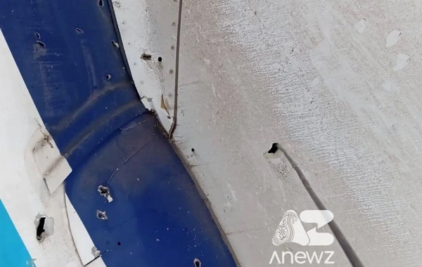 Фотографии фюзеляжа самолета AZAL свидетельствуют о внешней атаке