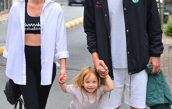 Məşhur aktrisa ailəsi ilə birlikdə Türkiyəni tərk edir