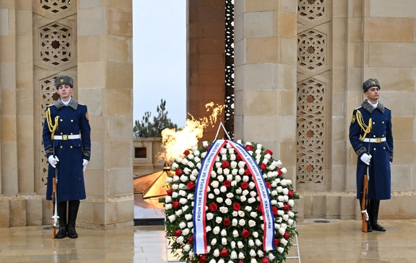 ABŞ Vitse-prezidenti və həyat yoldaşı Şəhidlər xiyabanını ziyarət ediblər