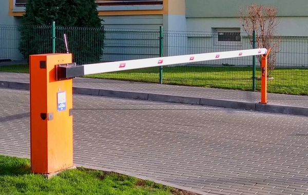 Installation of barriers in residential courtyards: is it legal?