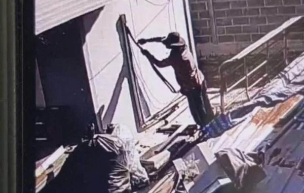 Övladına süd almaq üçün qonşusunun evini qarət etdi