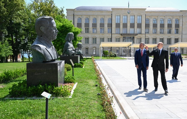 İlham Əliyev və Peter Pelleqrini Şuşada tanınmış şəxsiyyətlərinin işğal dövründə güllələnmiş büstlərinə baxıblar