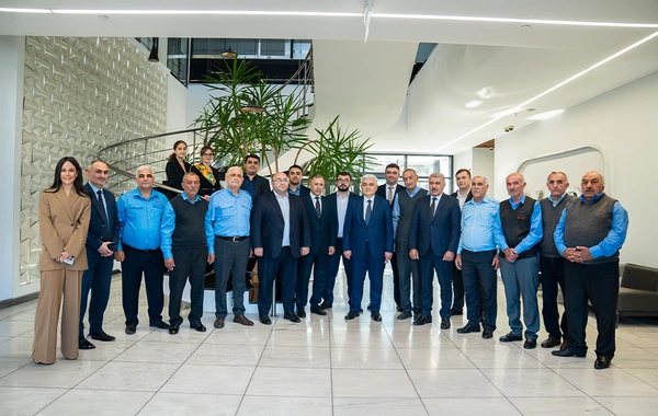 BakuBusda təqaüdə çıxan sürücülərlə vida mərasimi keçirilib!