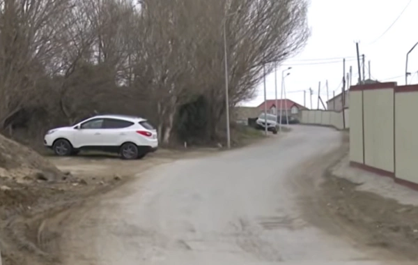 На дороге в бакинском поселке часто происходят аварии: в чем причина?