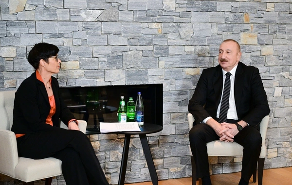 Prezident Davosda Avropa İttifaqının Genişlənmə üzrə komissarı ilə görüşüb