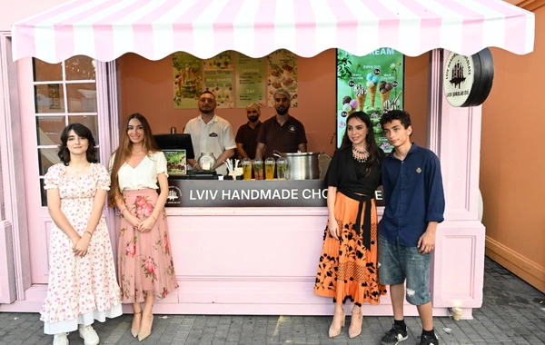 Leyla Əliyeva və Arzu Əliyeva CandyFest yay festivalını ziyarət edib və Sehrli mirvari su sirki şousunu izləyiblər