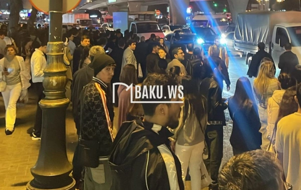 Bakı axşam saatlarında - Küçələr insan selindən daşdı