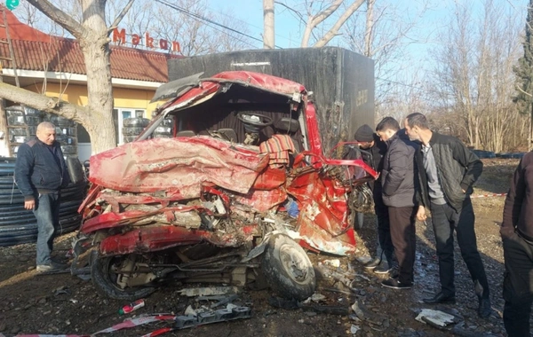 В Азербайджане столкнулись два грузовика: есть пострадавший