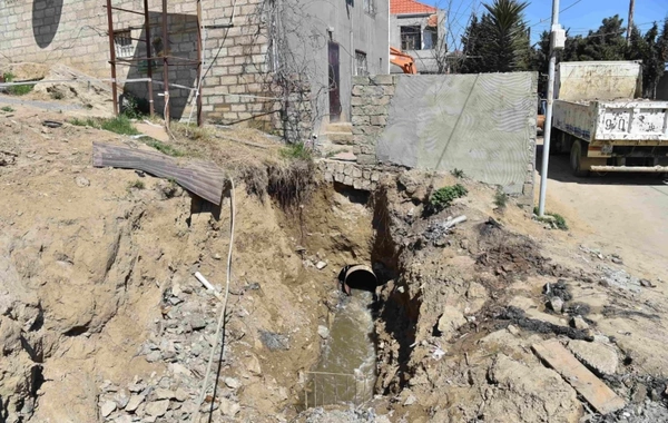 Xətaidə kanalizasiya kollektoru çökdü, evləri çirkab su basdı