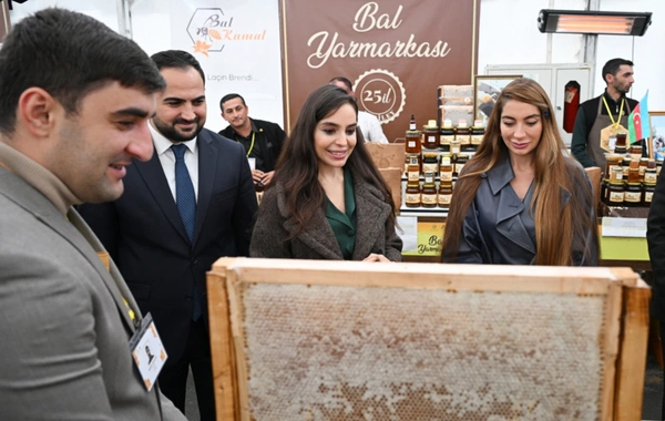 Leyla Əliyeva və Arzu Əliyeva arıçılıq məhsullarının sərgi-satış yarmarkasını ziyarət ediblər