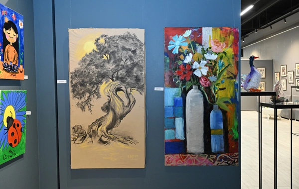 Arzu Əliyeva və Alena Əliyeva "Rənglərdə yaşanan 10 il" mövzusunda keçirilən sərgidə iştirak ediblər