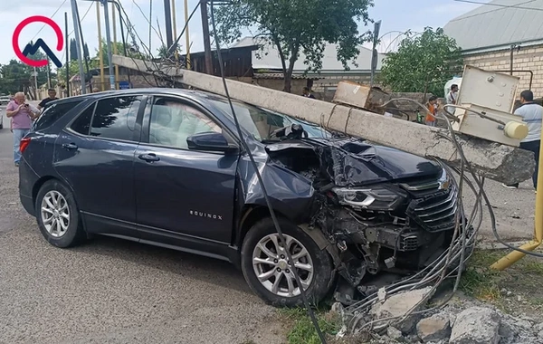 Tovuzda qəza: "Chevrolet" işıq dirəyinə çırpıldı
