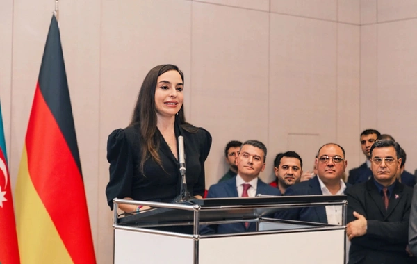 Лейла Алиева и Арзу Алиева приняли участие в открытии выставки МАМА "Мать-природа" в Берлине