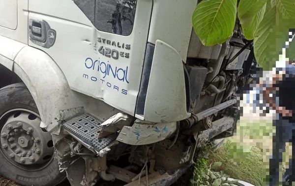 Bakı-Quba yolunda "Mercedes" yük maşınına çırpıldı, beş nəfər xəsarət aldı