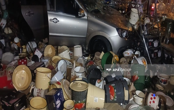 Gəncədə minik maşını mağazaya çırpılıb