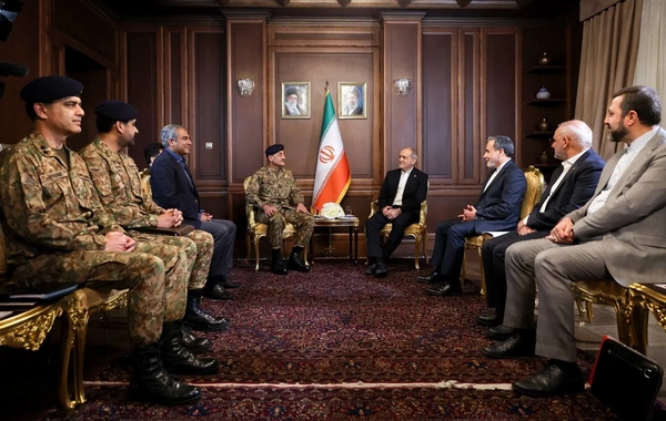 Məsud Pezeşkian Pakistan ordusunun baş komandanı ilə görüşüb