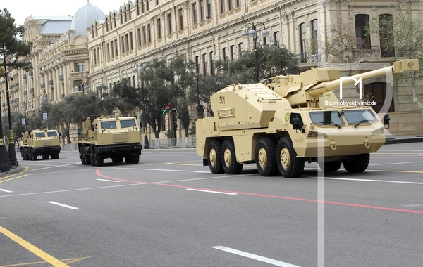 В Баку прошел марш военнослужащих в честь Дня Победы