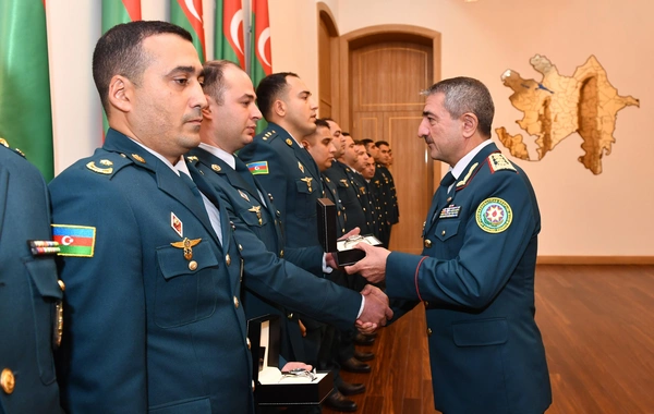 Hərbi əməliyyatlarda fədakarlıq göstərmiş tibb heyəti təltif edilib