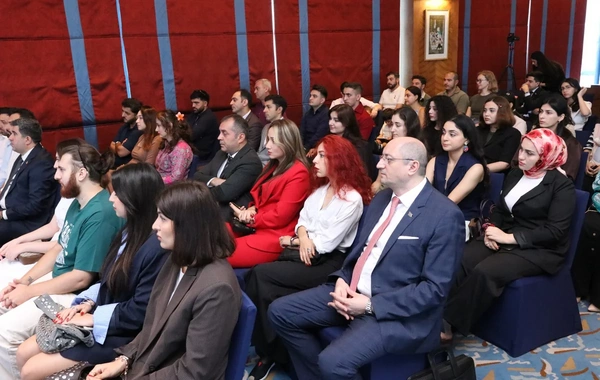 Fuad Muradov Vyetnama səfər edib, Azərbaycan icması ilə görüşüb