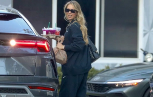 Pregnant Anna Kournikova was photographed in a tracksuit by a sports car