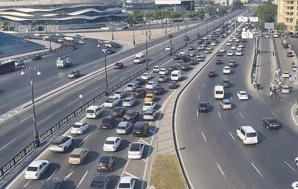 На дорогах Баку наблюдаются пробки в 17 направлениях