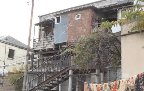 Binəqədidə qəzalı bina: Sakinlər illərdir təhlükə altında yaşayırlar