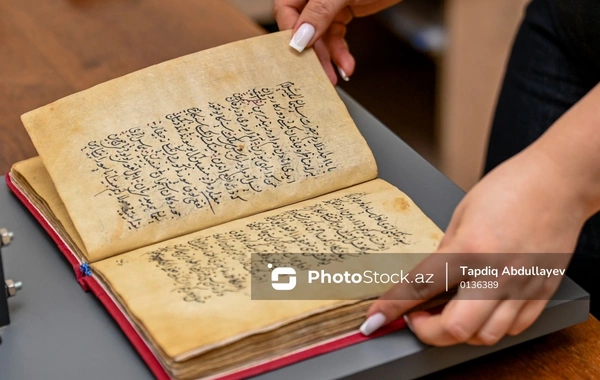 Parlamentin təntənəli açılışının olduğu, bayrağın qəbul edildiyi tarixi binadan REPORTAJ