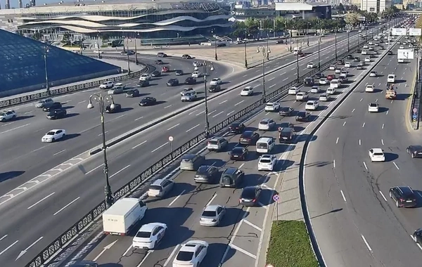 Bakının bir sıra yollarında nəqliyyatın sıxlığı yaranıb