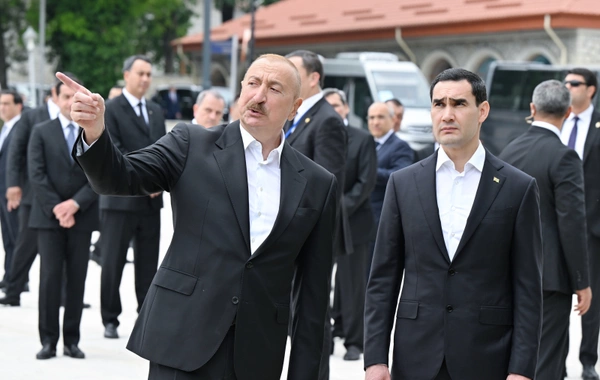 Prezidentlər Şuşada Azərbaycanın tanınmış şəxsiyyətlərinin işğal dövründə güllələnmiş büstlərinə baxıblar