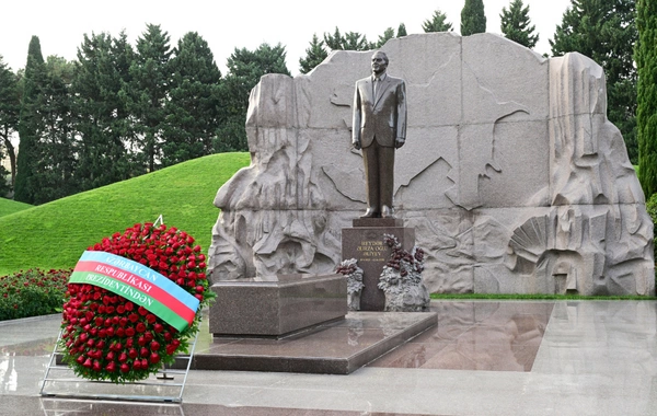 Ilham Aliyev and Mehriban Aliyeva visited the grave of the national leader Heydar Aliyev