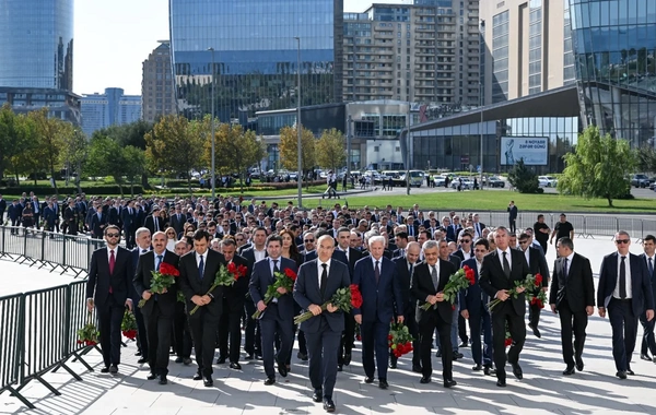 Dövlət və hökumət rəsmiləri Bakıdakı Zəfər parkında olublar